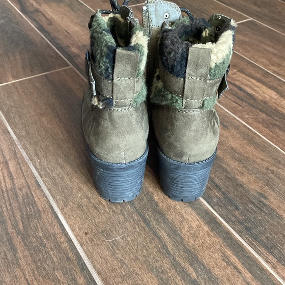 Madden Girl Lug sole lace up boots 8.5 - Picture 3 of 7